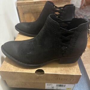 Women's Black ankle boots Born Waterville size 8.5